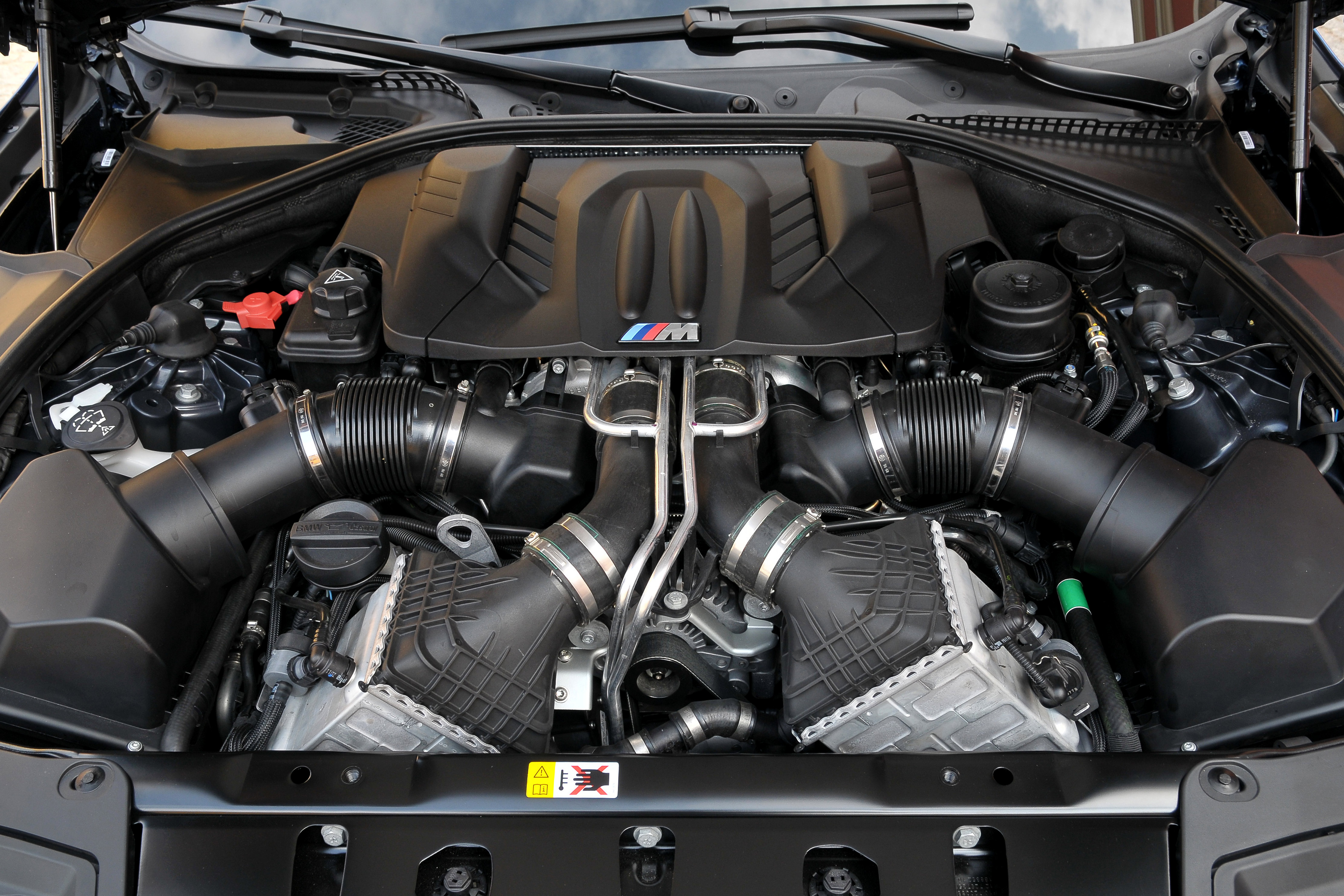 Бмв х5 е70 моторы. Мотор s63 BMW. BMW m5 engine. BMW m5 e60 мотор. BMW x5m мотор.