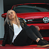 Pressekonferenz: Sandra Pietka mit ihrem Golf 6 GTI mit 211 PS.