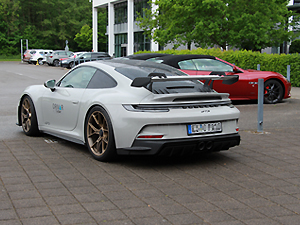 DRIVAR Porsche 911 GT3 vista posteriore con spoiler, partenza all’ingresso ovest del Tuning World Bodensee