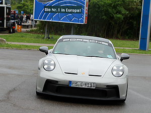 DRIVAR Porsche 911 GT3 vista frontale, Sebastian ride e parcheggia dopo il test drive